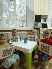 фото дети с рисунками про тигра