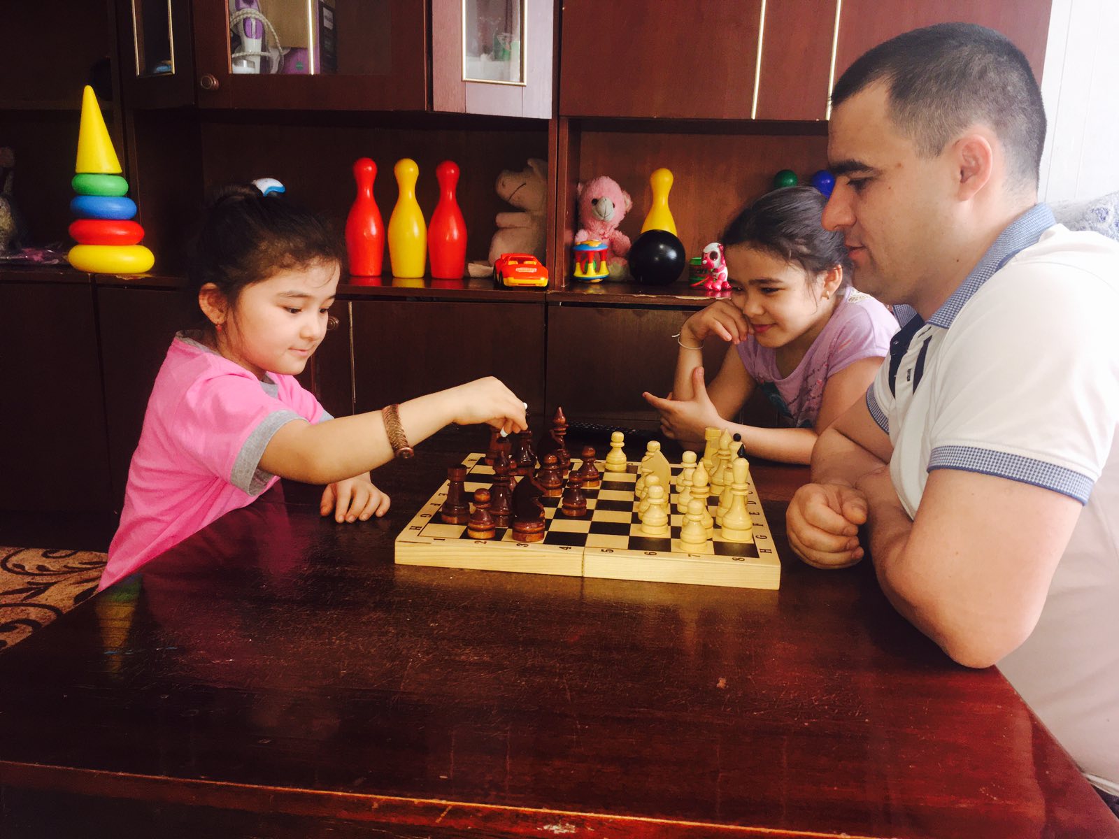 фото девочка с родителями играет в шахматы