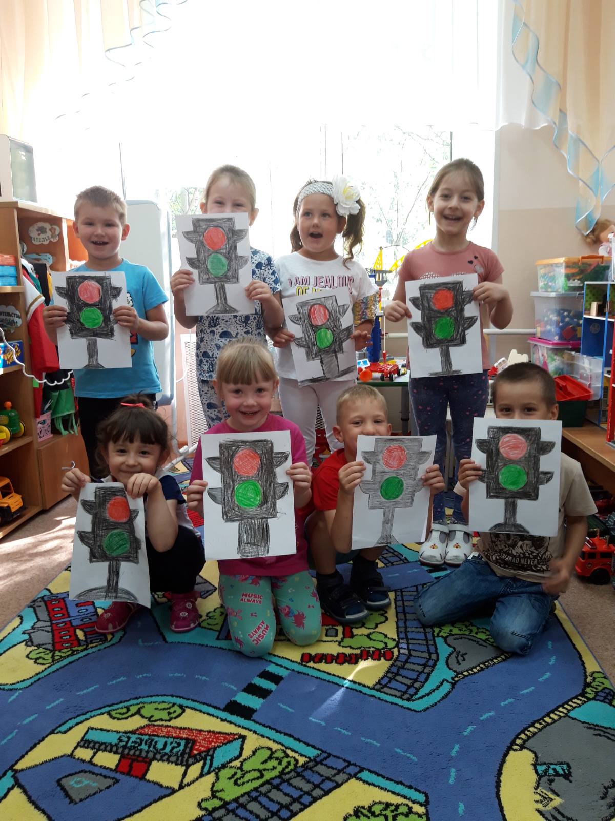 Фото детей с рисунками Светофора