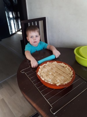 фото мальчик печет пирог