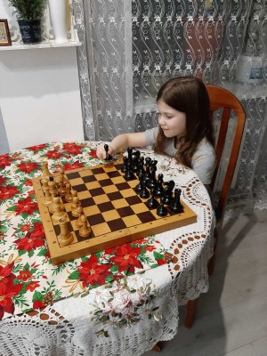 фото девочка играет в шахматы