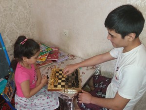 фото девочка с братом играет в шахматы