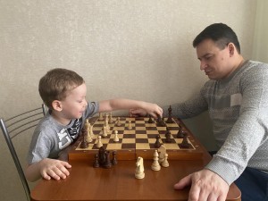 фото мальчик с папой играет в шахматы