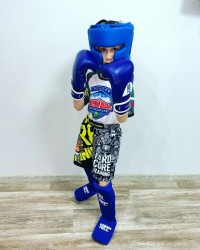 мальчик костюме боксера