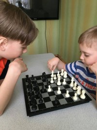 фото мальчики играют в шахматы