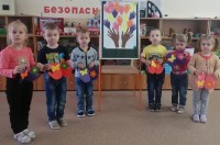 фото детей с ладошками из цветной бумаги