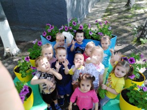 фото детей возле цветов