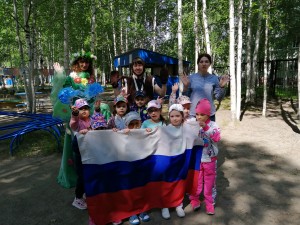 фото дети держат флаг