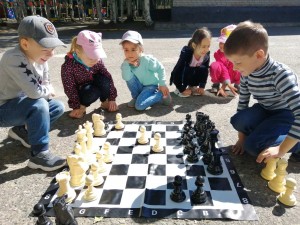 фото дети играют на улице в шахматы
